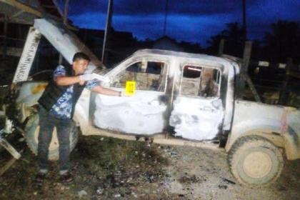 Satreskrim Polres Aceh Timur melalui INAFIS melakukan olah TKP pembakaran sejumlah kendaraan milik PT Atakana Company, perusahaan perkebunan di Desa Seumanah Jaya, Kecamatan Ranto Peureulak. (Foto: Dok. Polres Aceh Timur)