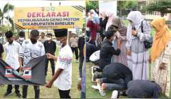 Pembubaran geng motor Pasukan Jalan Sadis (PJS) dengan membakar bendera dan minta maaf ke orang tua dalam sebuah deklarasi yang berlangsung di lapangan Mapolres Bireuen, Kamis (15/5). (Foto: For Infoaceh.net)