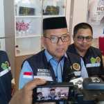 Ketua PPIH Embarkasi Haji Aceh 1446H/2025M, yang juga Kakanwil Kemenag Aceh Azhari memberikan keterangan pada konferensi di Media Center Haji PPIH Embarkasi Aceh, Jum'at siang (16/5). (Foto: For Infoaceh.net)