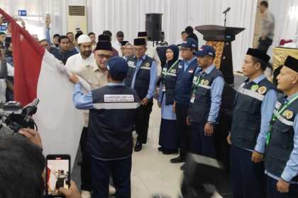 Kepala BP Haji KH Mochamad Irfan Yusuf (Gus Irfan) didampingi Gubernur Aceh Muzakir Manaf atau Mualem melepas keberangkatan jamaah haji Embarkasi Aceh Kloter 1, di Asrama Haji Banda Aceh, Sabtu sore, 17 Mei 2025.