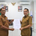 Wali Kota Lhokseumawe Sayuti Abubakar menunjuk A. Haris sebagai Plt Sekda Kota Lhokseumawe. Penyerahan SK Plt. Sekda dilakukan di Ruang Kerja Wali Kota, Senin (19/5). (Foto: For Infoaceh.net)