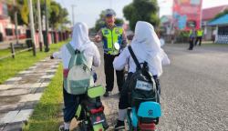 Ditlantas Polda Aceh melarang sepeda listrik melintas di jalan raya umum. Larangan itu dibuat setelah banyak kecelakaan yang terjadi dan menyebabkan 3 orang meninggal dunia