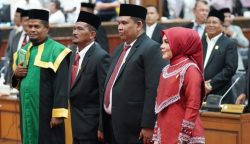 Wakil Ketua DPRA Ali Basrah melantik tiga anggota DPRA dari Partai Aceh yakni Salmawati, M Yusuf Pang Ucok dan Azhar Abdurrahman di Gedung DPRA, Rabu (21/5). (Foto: For Infoaceh.net)