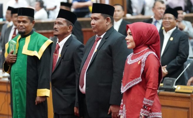 Wakil Ketua DPRA Ali Basrah melantik tiga anggota DPRA dari Partai Aceh yakni Salmawati, M Yusuf Pang Ucok dan Azhar Abdurrahman di Gedung DPRA, Rabu (21/5). (Foto: For Infoaceh.net)