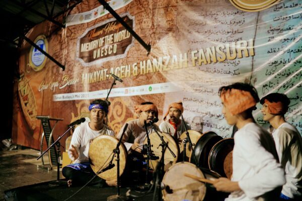 Khauri Kuah Beulangong memperingati dua tahun diakuinya Hikayat Aceh Memory of The World oleh UNESCO yang digelar Majelis Seniman Aceh (MaSA) Sabtu malam, 24 Mei 2025 di Taman Budaya Aceh berlangsung semarak