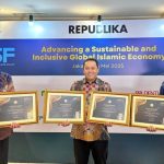 Staf Ahli Gubernur Restu Andi Surya, mewakili Gubernur Aceh menerima Penghargaan Anugerah Adinata Syariah 2025 dan Indonesia Sharia Forum (ISF) 2025 yang diselenggarakan oleh KNEKS dan Republika di Le Meridien Jakarta, Senin, 26 Mei 2025