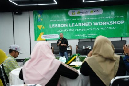 Yayasan Kemanusiaan Madani Indonesia (YKMI), didukung oleh Muslim Aid, menggelar kegiatan Lesson Learned Program Penguatan Kualitas Pendidikan di Aceh Tahap Keempat Tahun 2024–2025, Selasa (24/6/2025), di Aula Lantai 5 Hotel Rasamala, Banda Aceh.