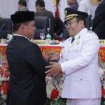 Bupati Aceh Besar Syech Muharram Idris memberikan ucapan selamat kepada Zulkifli H Adam, Wali Kota Sabang periode 2025-2030, usai dilantik oleh Gubernur Aceh di Gedung DPRK Sabang, Sabtu (14/6). (Foto: Ist)