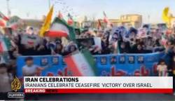 Dalam laporan Aljazeera, tampak warga membawa bendera Iran dan tulisan dukungan terhadap pemerintah Iran. 
