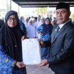 Bupati Aceh Besar Muharram Idris menyerahkan SK kepada Nelly Ulfiati SKM MPH sebagai Plt Kadis Kesehatan Aceh Besar di Teras RSUD Aceh Besar, Indrapuri, Senin (2/6). (Foto: For Infoaceh.net)