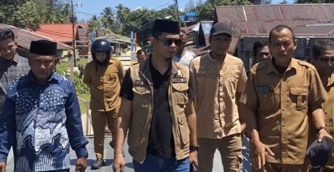 Anggota DPRA dari Dapil 9, Hadi Surya saat mengunjungi Kuala Baru, Aceh Singkil, Senin (2/6). Foto: For Infoaceh.net)