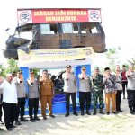 Sebuah mobil dan sepeda motor korban kecelakaan lalu lintas terpajang di atas sebuah monumen, di depan Polsek Julok, Polres Aceh Timur
