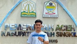 Ketua DPW Alamp Aksi Provinsi Aceh Mahmud Padang di tugu Pulau Panjang, Kabupaten Aceh Singkil