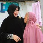 Yayah (67) terlihat sangat bahagia saat Wali Kota Banda Aceh Illiza Sa’aduddin Djamal berkunjung ke tempat tinggalnya di Gampong Asoe Nanggroe, Kecamatan Meuraxa. (Foto: For Infoaceh.net)
