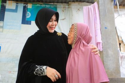 Yayah (67) terlihat sangat bahagia saat Wali Kota Banda Aceh Illiza Sa’aduddin Djamal berkunjung ke tempat tinggalnya di Gampong Asoe Nanggroe, Kecamatan Meuraxa. (Foto: For Infoaceh.net)