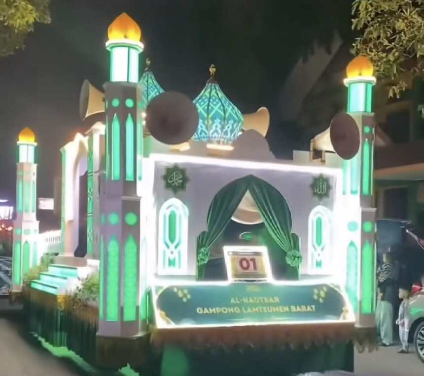 Gampong Lamteumen Barat dari Kecamatan Jaya Baru menyabet Juara I gelaran Pawai Takbir Hari Raya Idul Adha 1446 Hijriah di Banda Aceh yang digelar Kamis malam, 5 Juni 2025. (Foto: Ist) | INFOACEH.net Gampong Lamteumen Barat dari Kecamatan Jaya Baru menyabet Juara I gelaran Pawai Takbir Hari Raya Idul Adha 1446 Hijriah di Banda Aceh yang digelar Kamis malam, 5 Juni 2025. (Foto: Ist)