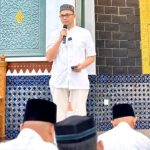 Regional CEO BSI Aceh, Imsak Ramadhan menyampaikan sambutan usai shalat subuh berjamaah di Masjid Raya Baiturrahman Banda Aceh, Sabtu (7/6).
