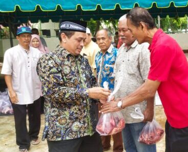 Direktur Rumah Sakit Jiwa (RSJ) Aceh dr Hanif menyerahkan daging kurban untuk purnabakti di lapangan futsal komplek RSJ, Senin (9/6). (Foto: Infoaceh.net/NA Riya Ison)