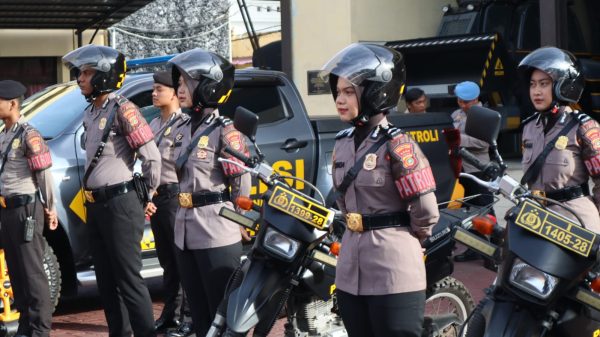 Personel polisi yang bertugas di Polresta Banda Aceh dikukuhkan sebagai tim patroli presisi oleh Kapolresta Banda Aceh dalam apel bersama, Rabu pagi (11/6).