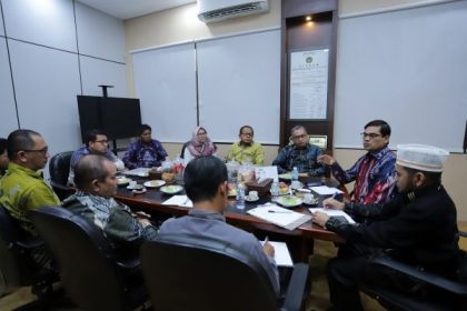 Rektor UIN Ar-Raniry Prof Dr Mujiburrahman menerima kunjungan Baitul Mal Kabupaten Simeulue di ruang kerjanya, Rabu (11/6).
