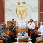 Kasdam IM Brigjen TNI Ayi Supriatna menerima audiensi Tim Kemenko Kumham Imipas yang diketuai Deputi Bidang Koordinasi HAM Kemenko Kumham Imipas Bapak Ibnu Chuldun, di Bale Sanggamara Makodam IM, Rabu (11/6/2025).