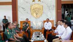 Kasdam IM Brigjen TNI Ayi Supriatna menerima audiensi Tim Kemenko Kumham Imipas yang diketuai Deputi Bidang Koordinasi HAM Kemenko Kumham Imipas Bapak Ibnu Chuldun, di Bale Sanggamara Makodam IM, Rabu (11/6/2025).