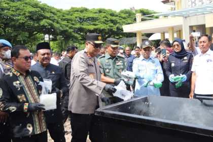 Pemusnahan barang bukti narkoba sebanyak 25 kg kokain, 108 kg sabu, dan 640 kg ganja di Aula Presisi Polda Aceh, Kamis, 12 Juni 2025.