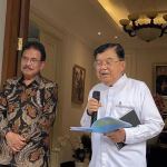 Mantan Wapres Jusuf Kalla dalam konferensi pers di kediamannya, Jakarta Selatan, Jum'at (13/6/2025).