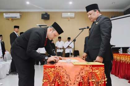 Bupati Bireuen H Mukhlis ST melantik 30 pejabat, terdiri pejabat eselon III dan fungsional, dalam prosesi yang digelar Jum'at siang (13/6) di Oproom Kantor Pusat Pemerintahan Bireuen. (Foto: Ist)