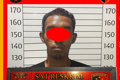 Anggota Opsnal Satreskrim Polres Aceh Timur, berhasil mengamankan AR (26) pelaku pembobol Agen BSI Smart di Peureulak. (Foto: Ist)