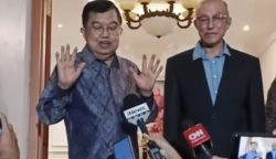 Wali Nanggroe Aceh Malik Mahmud Al Haythar bertemu Wakil Presiden ke-10 dan ke-12 RI, Jusuf Kalla (JK), di Jakarta, Selasa malam (17/6). (Foto: Ist)