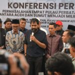 Gubernur Aceh Muzakir Manaf atau Mualem pada konferensi pers usai mendarat di Bandara Internasional Sultan Iskandar Muda, Blang Bintang Aceh Besar, Rabu siang (18/6). (Foto: For Infoaceh.net)