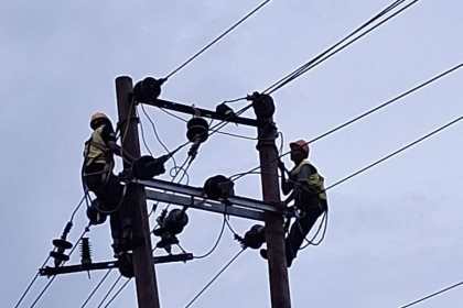PLN ULP Calang bergerak cepat melakukan penguatan jaringan distribusi guna meningkatkan keandalan sistem kelistrikan di Aceh Jaya. (Foto: Ist)