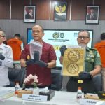 Kepala Kantor Imigrasi Kelas I TPI Banda Aceh, Gindo Ginting didampingi Perwakilan Kodam IM dan BAIS memperlihatkan barang bukti 2 WNA asal Pakistan dan Malaysia yang diamankan karena melanggar aturan Keimigrasian, pada konferensi pers, Selasa (24/6). (Foto: Dok. Infoaceh.net)