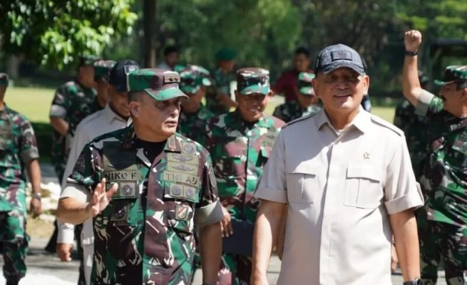 Menteri Pertahanan (Menhan) Letjen TNI (Purn) Sjafrie Sjamsoeddin bersama Wakasad Letjen TNI Tandyo Budi Revita tiba di Aceh, Selasa (24/6/2025), dalam rangka kunjungan kerja ke Kodam IM. (Foto: Ist)