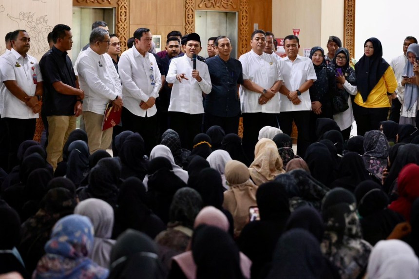 Ratusan Nakes RSUDZA Banda Aceh menggelar aksi unjuk rasa menuntut TPP dan jasa medis di lobi utama Kantor Gubernur, Jum'at (18/7). (Foto: Ist)