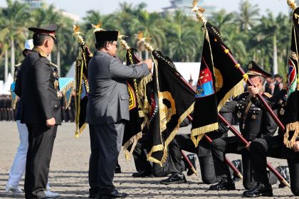 Presiden Republik Indonesia Prabowo Subianto mengimbau seluruh anggota Polri agar profesional, bersih, dan berdiri di barisan rakyat dalam menjalankan tugasnya