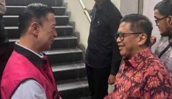 Presiden Prabowo Subianto bersama Wakil Ketua DPR Sufmi Dasco Ahmad dan Menteri Hukum Supratman Andi Agtas saat mengumumkan pemberian abolisi untuk Tom Lembong dan amnesti kepada Hasto Kristiyanto di Kompleks Parlemen, Jakarta, Kamis malam (31/7/2025).