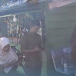 Camat Lueng Bata, Sukmawati melakukan sosialisasi pembongkaran bangunan liar di tanggul krueng Aceh di kawasan Gampong Lamseupeung, Banda Aceh. (Foto: Ist)