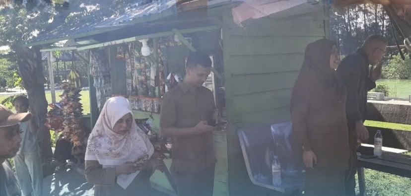 Camat Lueng Bata, Sukmawati melakukan sosialisasi pembongkaran bangunan liar di tanggul krueng Aceh di kawasan Gampong Lamseupeung, Banda Aceh. (Foto: Ist) | INFOACEH.net Camat Lueng Bata, Sukmawati melakukan sosialisasi pembongkaran bangunan liar di tanggul krueng Aceh di kawasan Gampong Lamseupeung, Banda Aceh. (Foto: Ist)