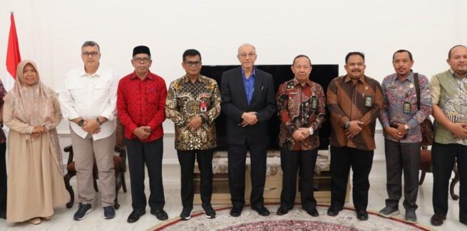 Wali Nanggroe Aceh Malik Mahmud Al Haythar menerima kunjungan Dr Zulkifli Yus MH, Ketua Mahkamah Syariah Aceh yang baru, bersama tiga hakim tinggi di Meuligoe Wali Nanggroe, Kamis, 3 Juli 2025. (Foto: Ist)