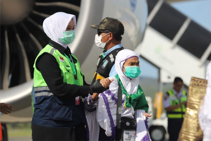 Jamaah haji Aceh kloter 10 tiba di Bandara Internasional Sultan Iskandar Muda Blang Bintang, Senin (7/7). (Foto: Ist)
