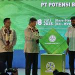 Direktur Utama Arsari Group Hashim Djodjohadikusumo bersama Gubernur Aceh Muzakir Manaf dan Wali Nanggroe Aceh Malik Mahmud Al Haytar meresmikan pabrik karet remah PT Potensi Bumi Sakti, di Desa Glee Siblah, Kecamatan Woyla, Aceh Barat, Selasa (8/7). (Foto: Ist)