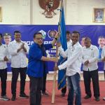 Ketua PWI Aceh, Nasir Nurdin menyerahkan pataka PWI menandai pengukuhan ketua dan pengurus PWI Bireuen periode 2025-2028 hasil Konferkab VII di aula Setdakab Bireuen, Rabu, 23 Juli 2025. (Foto: Dok. PWI Aceh)