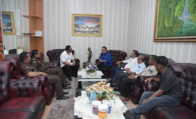 Pengurus PWI berbincang dengan Kajati Aceh Yudi Triadi didampingi Asintel Mukhzan dan Kasi Penkum Ali Rasab Lubis di ruang kerja Kajati Aceh, Selasa, 29 Juli 2025. (Foto: Dok. Penkum Kejati Aceh)