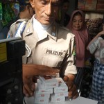 Petugas Satpol PP-WH Aceh Besar bersama petugas Bea Cukai Banda Aceh, menyita rokok ilegal saat penertiban di wilayah Kecamatan Kuta Baro dan Blang Bintang, Aceh Besar, Jum'at (18/7). (Foto: Ist)