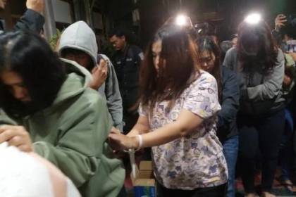 "Ditreskrimum Polda Jabar telah berhasil mengamankan jaringan human trafficking, di mana yang kita amankan ini jumlah tersangkanya cukup banyak yaitu 12 tersangka," kata Hendra di Bandung, Senin (14/7/2025).