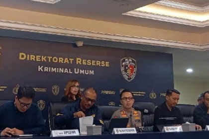 Ketua Apsifor Nathanael EJ Sumampouw bersama pejabat Polda Metro Jaya memberikan penjelasan terkait penyebab kematian diplomat muda Kemlu Arya Daru Pangayunan dalam konferensi pers, Selasa (29/7/2025).