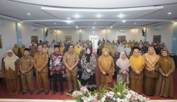 Wali Kota Banda Aceh Illiza Sa’aduddin Djamal saat membuka Pelatihan Pembelajaran Mendalam bagi guru SMP di Hotel Alhanifi, Banda Aceh, Senin (25/8/2025).