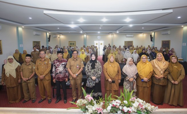 Wali Kota Banda Aceh Illiza Sa’aduddin Djamal saat membuka Pelatihan Pembelajaran Mendalam bagi guru SMP di Hotel Alhanifi, Banda Aceh, Senin (25/8/2025).
